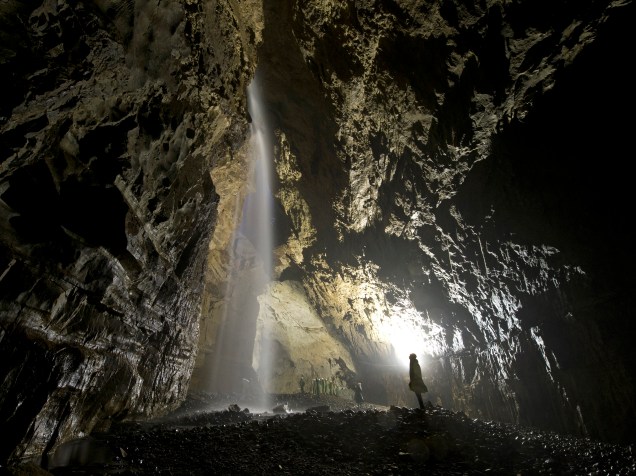 Público visita a câmara principal da Gaping Gill, caverna subterrânea com abertura natural à superfície, próxima a Ingleton, Norte da Inglaterra - 28/05/2015