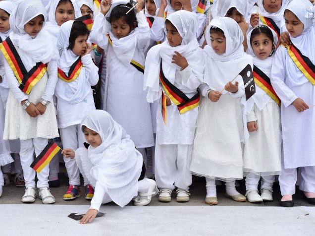 Garotas muçulmanas seguram bandeiras na inauguração da mesquita Bait-ul-Wahid, na Alemanhã - 28/05/2015