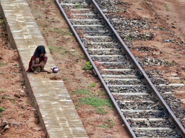 Menina é fotografada brincando ao lado de uma linha férrea em Agartala, na Índia - 28/05/2015
