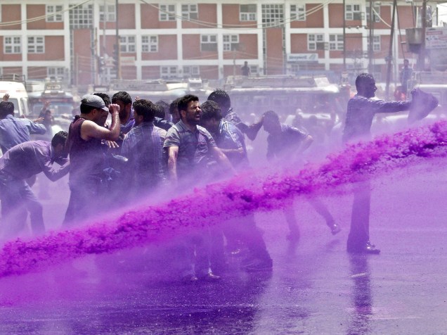 Em Srinagar (Índia), funcionários públicos são atingidos por canhão de água tingida durante protesto contra o governo. A polícia prendeu dezenas de manifestantes que pediam o pagamento de salários atrasados e a regularização de trabalhos temporários - 28/05/2015