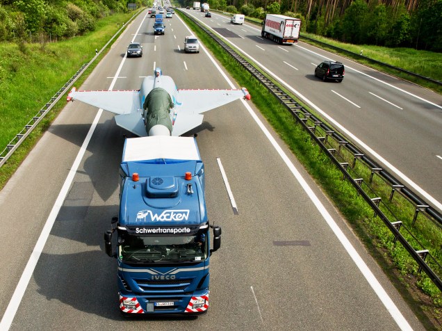 Com defeito, jato Eurofighter é transportado por estrada na região de Plech, na Alemanha - 28/05/2015