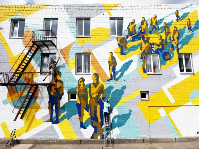 Artistas trabalham em um grafite no centro da cidade siberiana de Krasnoyarsk, na Rússia - 28/05/2015