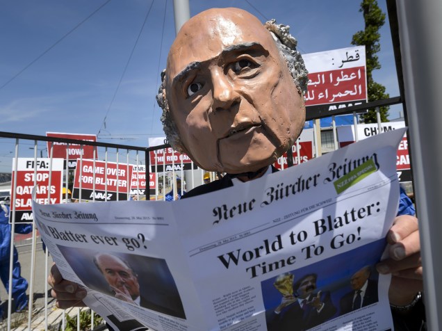 Manifestante com máscara do presidente da FIFA, Sepp Blatter, participa de um protesto contra as condições de trabalho no Catar - 28/05/2015