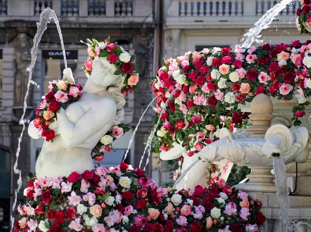 Centenas de rosas artificiais são colocadas em fonte durante o festival das rosas, na França - 28/05/2015