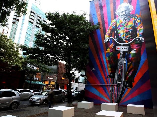 Fotografia de um grafite em prédio de São Paulo mostra o cientista Albert Einstein andando de bicicleta