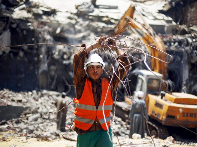 Trabalhador egípcio visto durante a demolição da sede do partido político do ex-presidente Hosni Mubarak, no Cairo - 01/06/2015