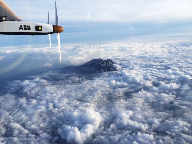 Em foto do piloto suíço, André Borschberg, o Solar Impulse 2 é visto entre nuvens no Monte Nagano, no Japão, antes de fazer pouso não programado por causa do mau tempo na região - 01/06/2015