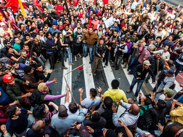 Tumulto e confusão durante assembleia de professores em SP - Os professores da rede estadual de São Paulo fizeram nesta quarta (3), na av. Paulista (região central de SP), uma assembleia que decidiu manter a greve iniciada há 80 dias