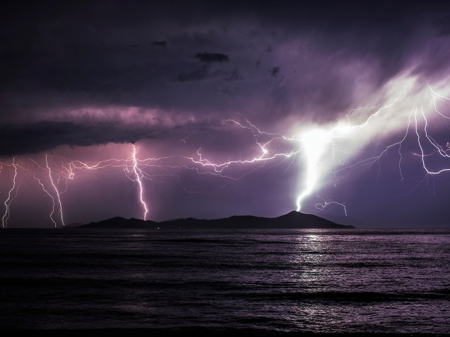 Relâmpagos são vistos durante tempestade na ilha de Pserimos em Kos, na Grécia - 03/06/2015