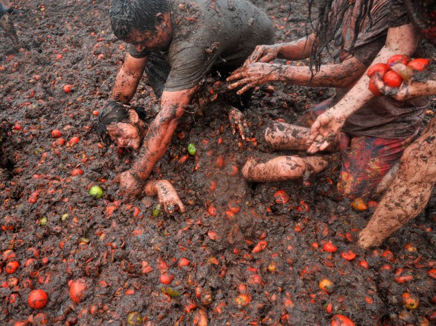 Pessoas participam do nono festival anual de guerra de tomates conhecido como "Tomatina", em Sutamarchán, na Colômbia