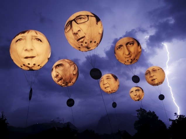 Raio é visto nas montanhas alpinas enquanto balões com os rostos dos líderes do G7, reunidos na cidade alemã de Garmisch-Partenkirchen, flutuam no ar - 07/06/2015