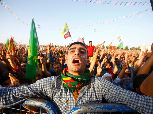 Simpatizantes da legenda pró-curdos, Partido Democrático do Povo (HDP) comemoram a vitória nas eleições parlamentares, em Diyarbakir, na Turquia - 08/06/2015
