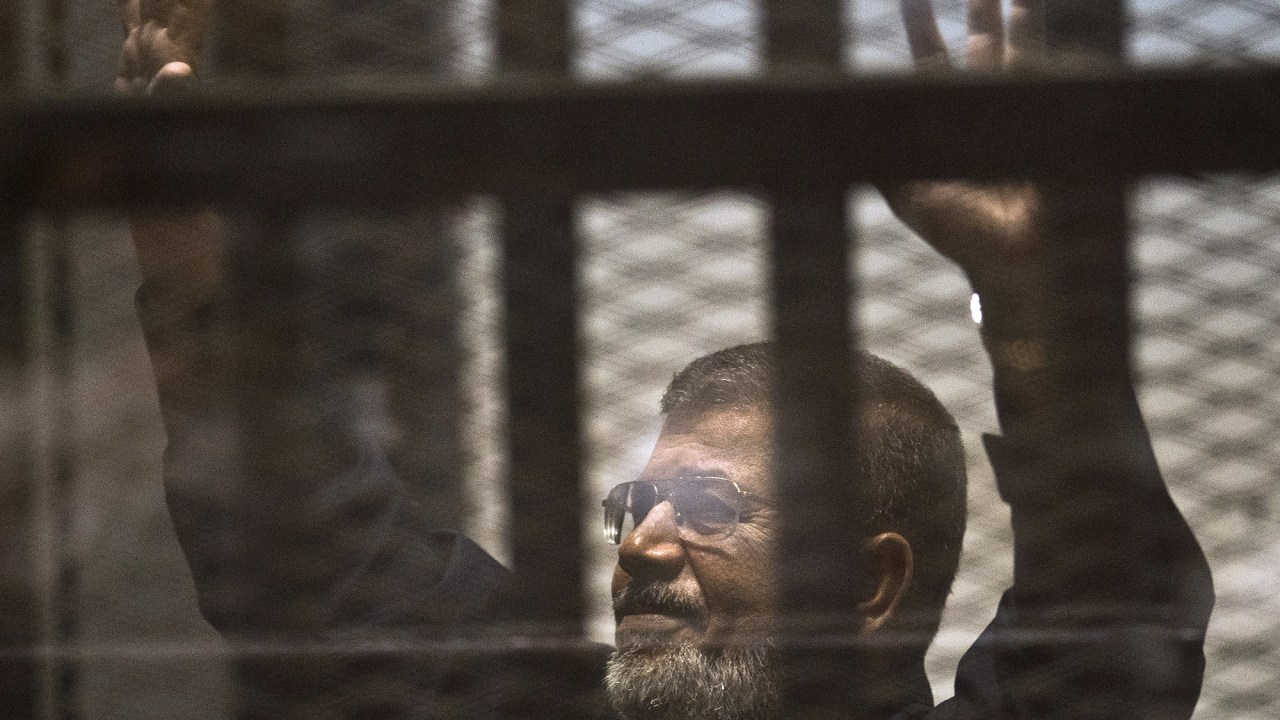 O Tribunal Penal do Cairo condenou o ex-presidente do Egito Mohammed Mursi à morte nesta terça-feira (16) sob a acusação de assassinato, sequestro e outros crimes durante uma fuga em massa de uma prisão em 2011