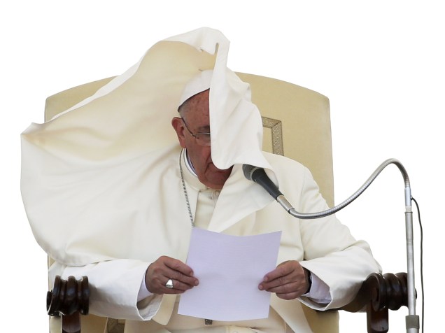 Uma rajada de vento levanta o manto do Papa Francisco durante audiência geral na praça São Pedro, no Vaticano - 17/06/2015