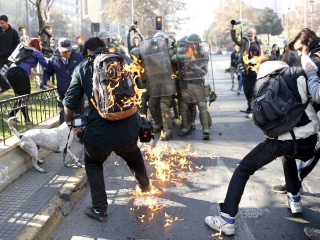 Manifestantes são atingidos por coquetel molotov durante protesto de estudantes e professores em Santiago, Chile - 17/06/2015