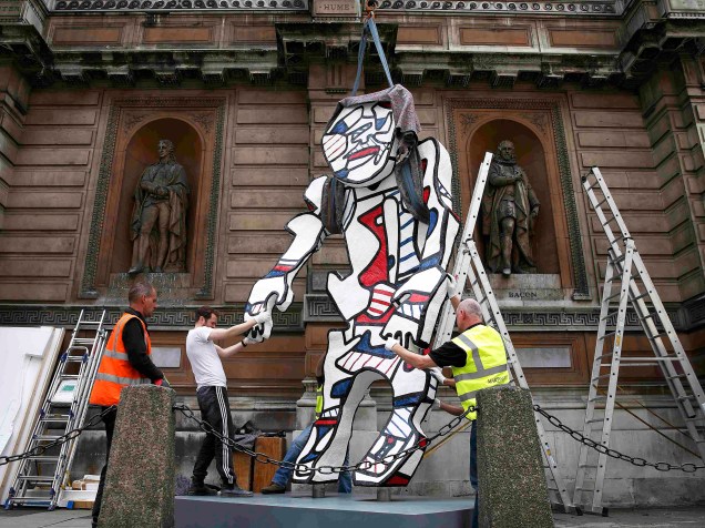 Trabalhadores transportam a peça "Cherche-Aubaine", por Jean Dubuffet, enquanto desmontam a escultura do lado de fora da Acadêmia Real Inglesa - 19/06/2015