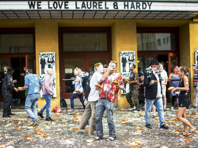 Pessoas participam de uma guerra de tortas na cara em frente a um cinema de Berlim, na Alemanha. O evento foi organizado pelo próprio cinema local como parte das celebrações de um festival com mostra de filmes dos comediantes Stan Laurel e Oliver Hardy - 19/06/2015