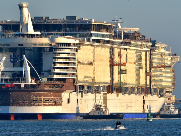O navio de cruzeiro Harmony of the Seas em construção é rebocado até o estaleiro STX em Saint-Nazaire, na França