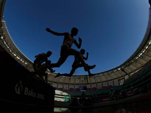 Atletas competem na competição masculina de 3.000 metros de corrida de obstáculos, durante os Jogos Europeus em Baku, Azerbaijão - 22/06/2015