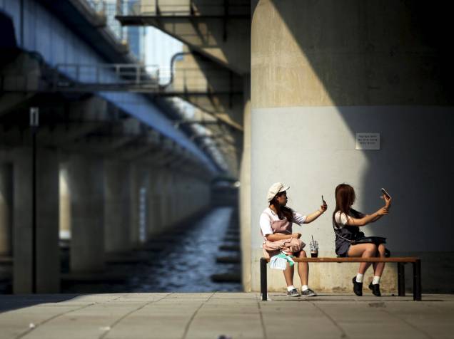 Mulheres fazem selfie sob uma ponte do rio Han, em Seul, na Coreia do Sul - 22/06/2015