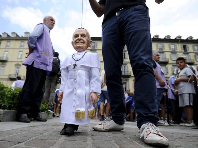 Homem segura uma marionete representando o Papa Francisco enquanto espera pela chegada do Papa na praça Solferino, em Turim, Itália - 22/06/2015