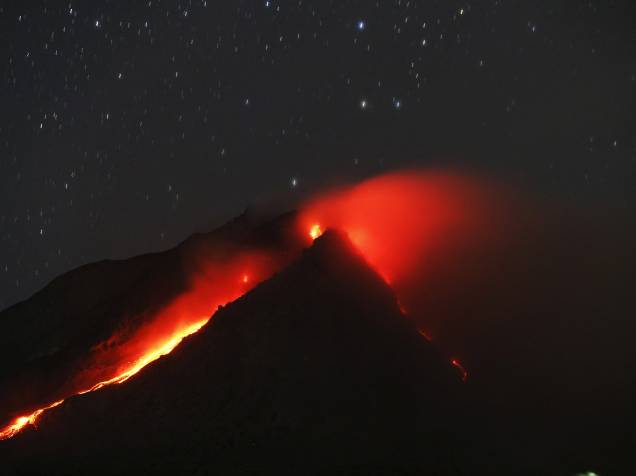 Monte Sinabung expele lava em foto tirada a partir de uma aldeia vazia em Karo, província de Sumatra do Norte, na Indonésia - 22/06/2015