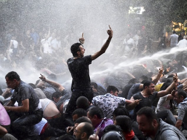 Polícia usa canhões de água para dispersar manifestantes que protestam contra o aumento da energia elétrica em Yerevan, na Armênia - 23/06/2015
