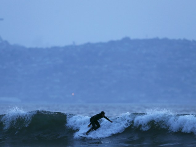 Surfista é fotografado na Praia de La Serena, no Chile - 23/06/2015