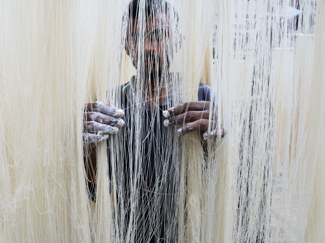 Trabalhador indiano seca o Seviiyan, que é usado na preparação do tradicional prato consumido pela comunidade muçulmana durante o mês sagrado do Ramadã - 23/06/2015