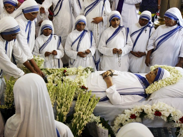 Freiras católicas Missionárias da Caridade, a ordem fundada por Madre Teresa, se reúnem em torno do corpo da Irmã Nirmala Joshi, sucessora da beata, dentro de uma igreja em Calcutá, na Índia - 23/06/2015