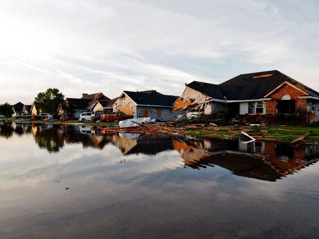 Vista de uma rua inundada e casas danificadas depois da passagem de um tornado em Coal City, Illinois (EUA) - 23/06/2015
