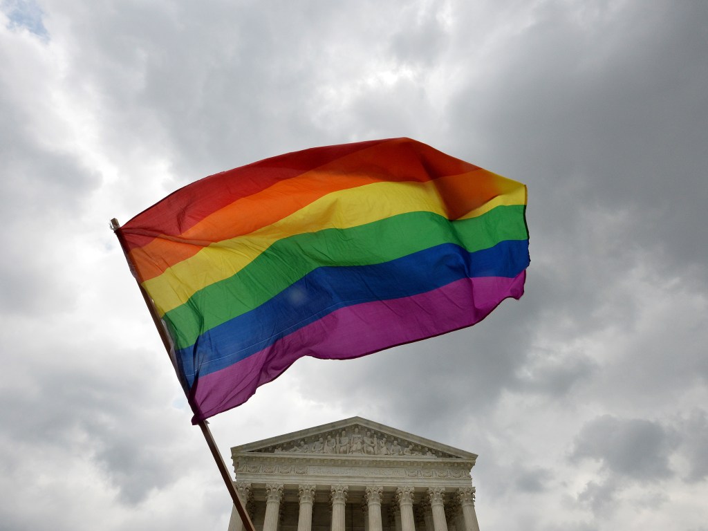 A bandeira do arco-íris que simboliza o movimento LGBT é vista do lado de fora da Suprema Corte, em Washington, onde foi aprovado em decisão histórica o casamento gay como direito nacional - 26/06/2015