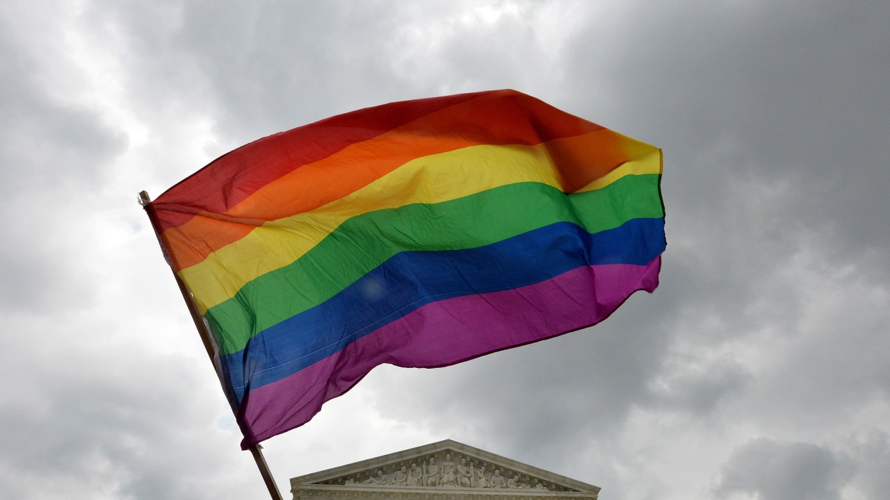 A bandeira do arco-íris que simboliza o movimento LGBT é vista do lado de fora da Suprema Corte, em Washington, onde foi aprovado em decisão histórica o casamento gay como direito nacional - 26/06/2015