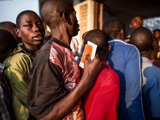 Homens fazem fila para registrar o voto no bairro de Kinama, em Bujumbura, Burundi. A população vai às urnas em meio a tensões após a decisão do presidente de tentar se reeleger pela terceira vez - 29/06/2015