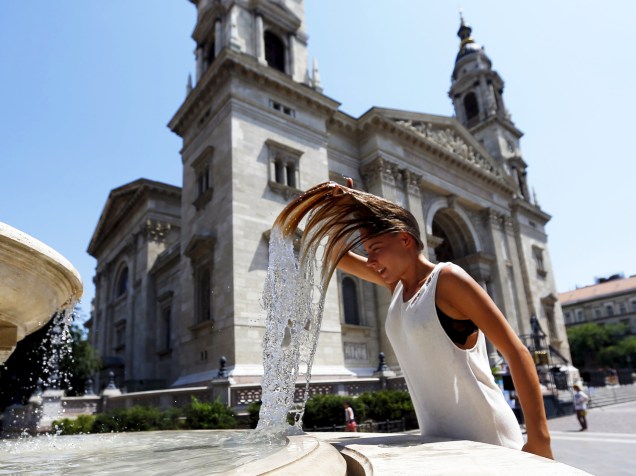 Durante dia quente, mulher mergulhou a cabeça em uma fonte em Budapeste, Hungria