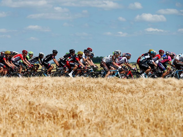 Ciclistas participam da terceira fase do Tour de France no trecho entre as cidades de Anvers e Huy, na Bélgica - 06/07/2015