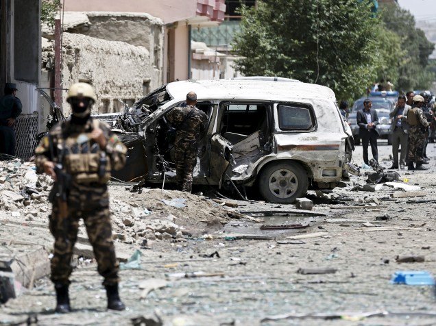 Forças de segurança afegãs guardam o local onde aconteceu um ataque suicida com carro-bomba em Cabul. Um terrorista jogou seu carro contra um comboio com autoridades estrangeiras na capital do Afeganistão - 07/07/2015