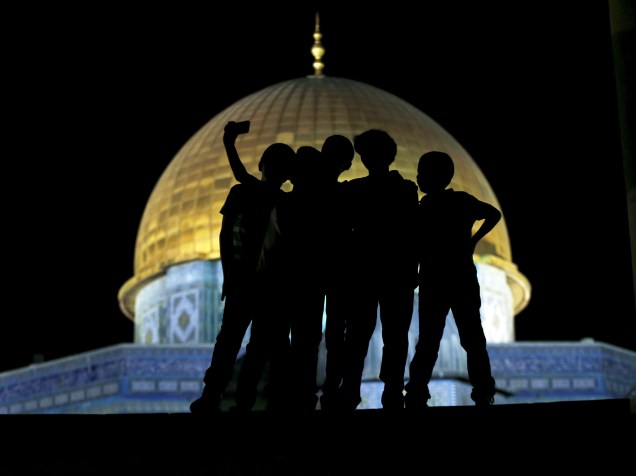 Na cidade velha de Jerusalém, garotos fazem um selfie em frente a Cúpula da Rocha, conhecida pelos muçulmanos como Santuário Nobre e pelos judeus como Monte do Templo - 07/07/2015