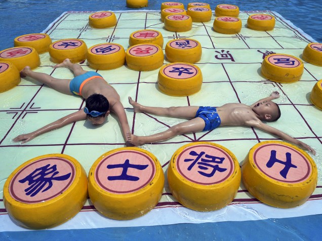 Crianças brincaram em um tabuleiro de xadrez gigante localizado em um parque aquático de Chongqing, na China