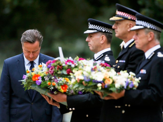 David Cameron, o primeiro-ministro britânico, abaixa a cabeça durante homenagem às vítimas dos atentados no metrô e no sistema de ônibus de Londres há 10 anos atrás - 07/07/2015