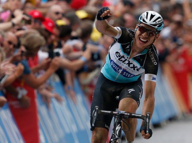 O alemão Tony Martin comemora ao cruzar a linha de chegada e vencer o quatro estágio do Tour de France - 07/07/2015