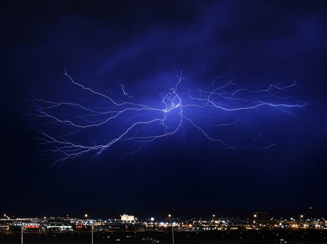 Relâmpagos são vistos durante uma tempestade em Las Vegas, estado americano de Nevada - 07/07/2015