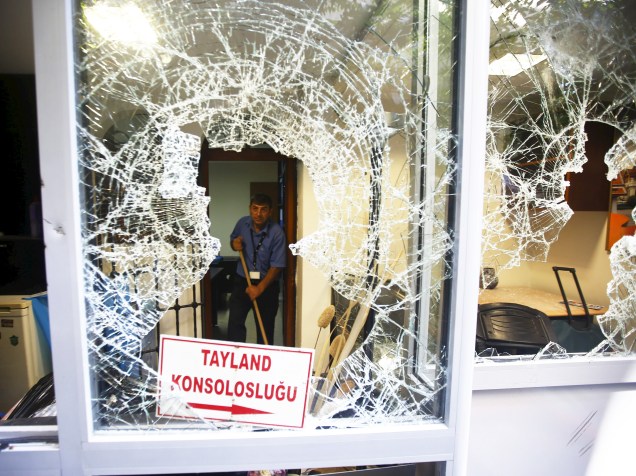 Funcionário retirou os destroços do consulado tailandês em Istambul, na Turquia. O consulado foi atacado por manifestantes durante protesto contra a expulsão de imigrantes de Bancoc