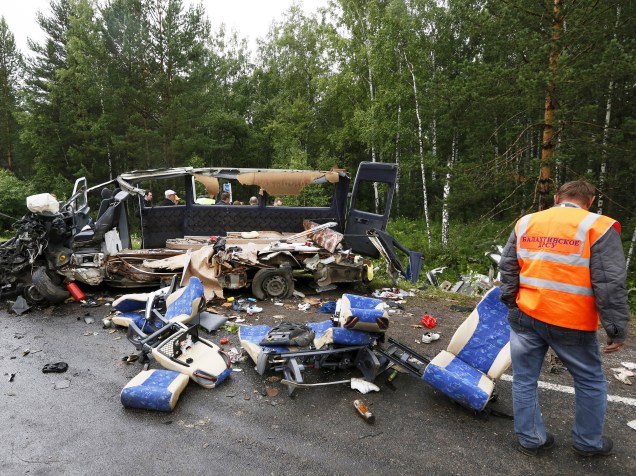 Equipe de resgate trabalha no local de colisão entre dois micro-ônibus em uma estrada ao sul de Krasnoyarsk, na Rússia. De acordo com a imprensa local, 11 pessoas morreram - 09/07/2015