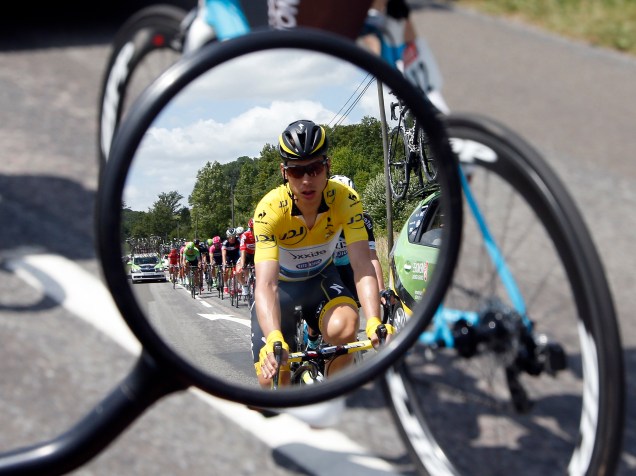 O ciclista alemão Tony Martin é visto no retrovisor de sua bicicleta enquanto compete no Tour de France - 09/07/2015