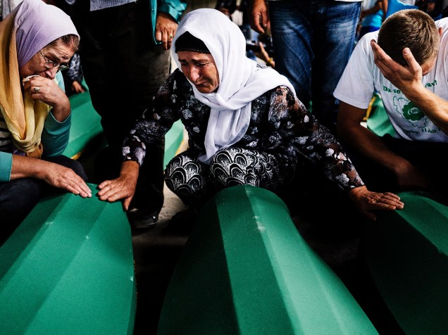 Familiares choram sobre os caixões de seus parentes no memorial das vítimas de Srebrenica no leste da Bósnia e Herzegovina. Mais de oito mil muçulmanos foram mortos pelo exército sérvio-bósnio em 1995 durante a guerra intercomunitária - 09/07/2015
