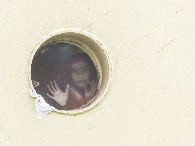 Garota olha pela janela de uma balsa antes de partir para Balikpapan, Indonésia. Milhões de muçulmanos indonésios pelo país partem das cidades principais de volta para suas casas para celebrar o fim do Ramadan com a família - 10/07/2015