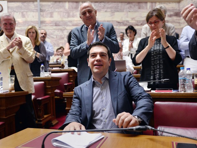 O primeiro-ministro grego, Alexis Tsipras, é aplaudido por legisladores antes de encontro no parlamento Grego, em Atenas, para votar o apoio ao plano de reforma que o governo enviou aos credores - 10/07/2015