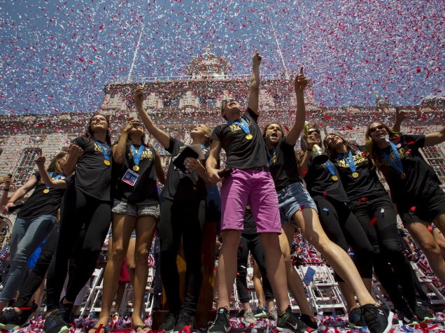 O time de futebol feminino dos Estados Unidos festeja durante recepção na prefeitura de Nova York, celebrando a vitória na final contra o japão na Copa do Mundo de Futebol Feminino - 10/07/2015
