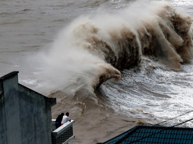 Enormes ondas se formam com a passagem do tufão Chan-hom perto de Wenling, na província de Zhejiang, leste da China - 10/07/2015